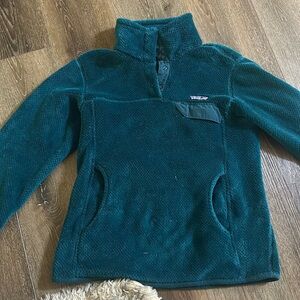 Women’s half zip Patagonia pull over — great condition. no holes or rips